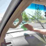 100円の純水で劇的変化！シエンタの内窓を3分で透明にする方法