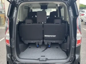 日産セレナ後部