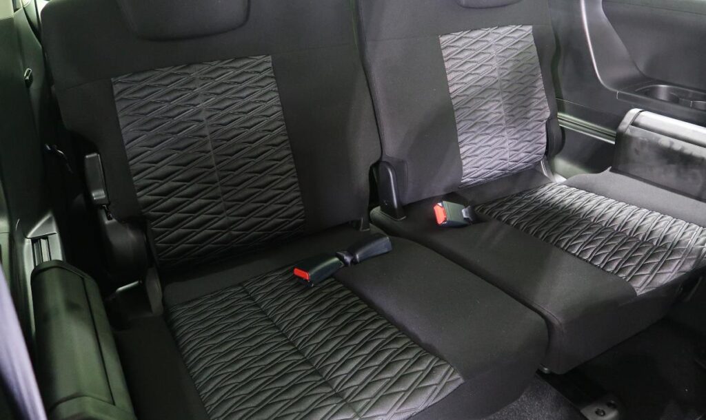 三菱ﾃﾞﾘｶ後ろ席